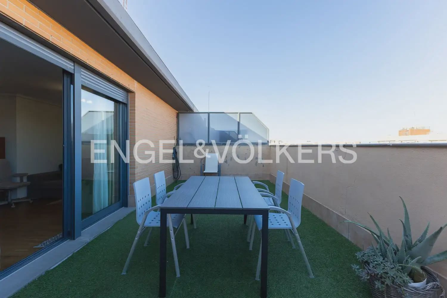 Penthouse de 2 chambres à louer à Valence ville avec piscine garage - 1 950 € (Ref: 10014321)
