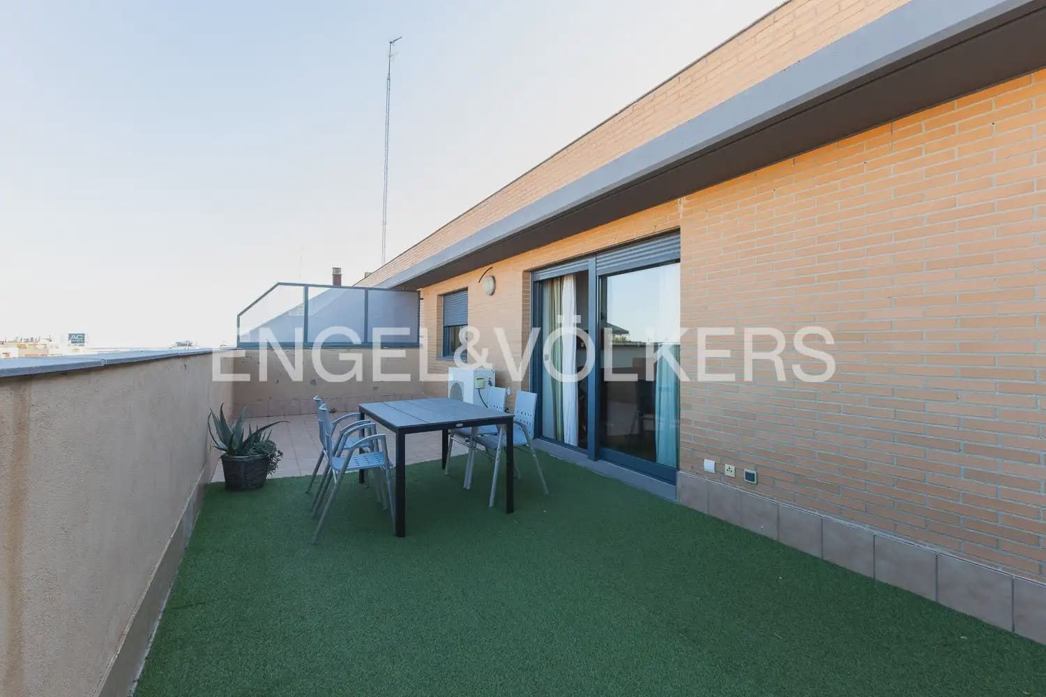 Penthouse de 2 chambres à louer à Valence ville avec piscine garage - 1 950 € (Ref: 10014321)