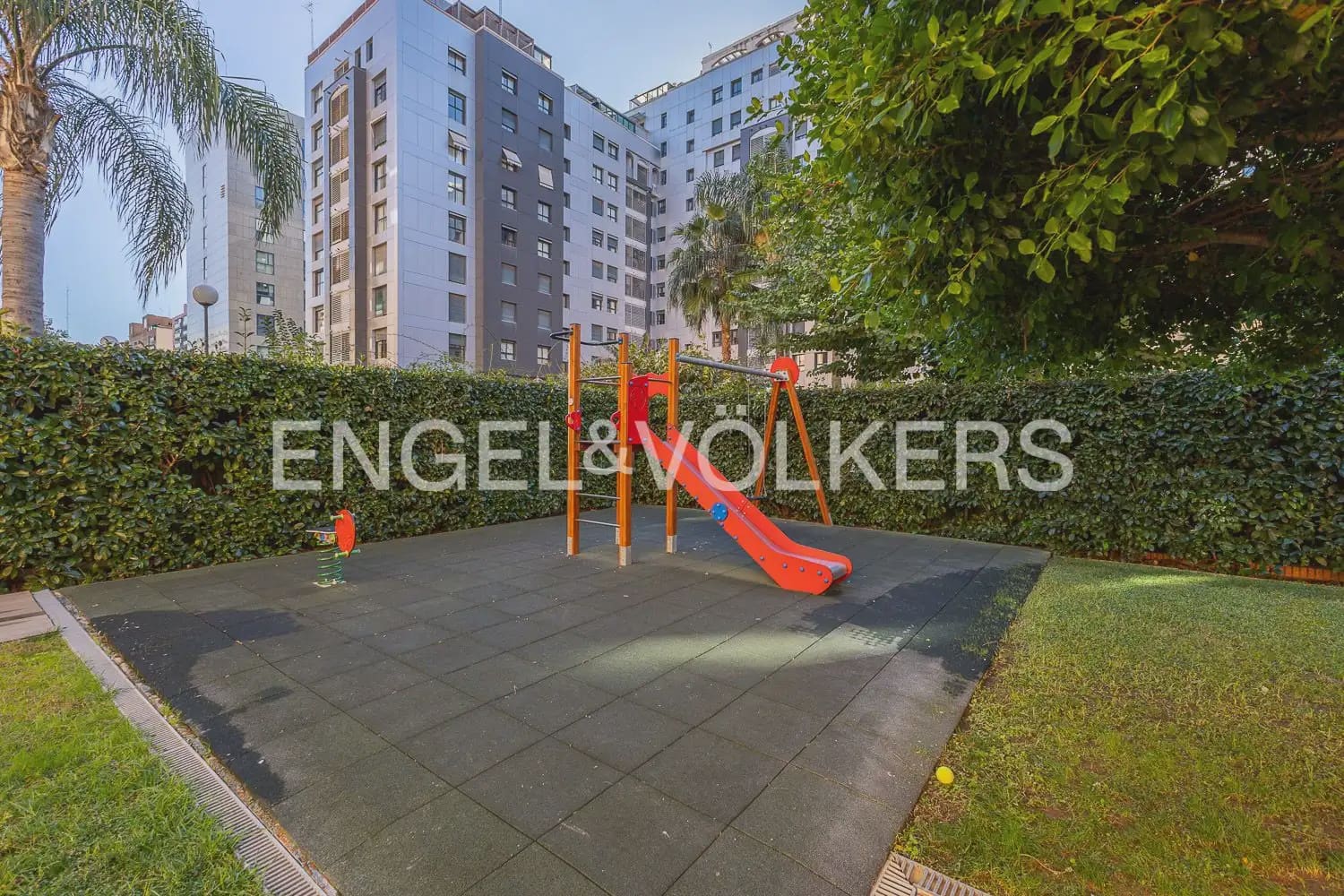 Penthouse de 2 chambres à louer à Valence ville avec piscine garage - 1 950 € (Ref: 10014321)