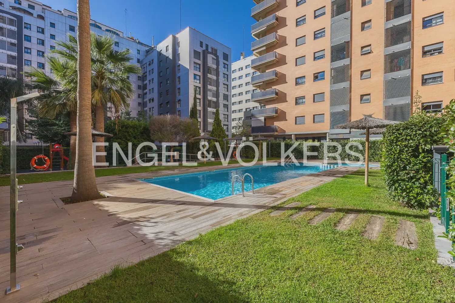 Penthouse de 2 chambres à louer à Valence ville avec piscine garage - 1 950 € (Ref: 10014321)