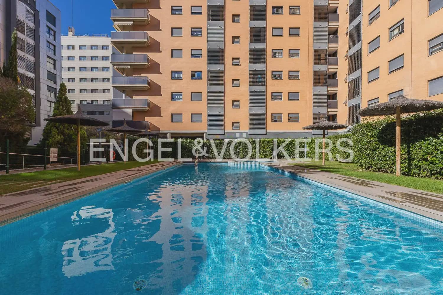 Penthouse de 2 chambres à louer à Valence ville avec piscine garage - 1 950 € (Ref: 10014321)