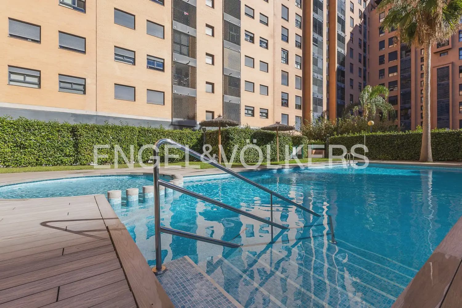 Penthouse de 2 chambres à louer à Valence ville avec piscine garage - 1 950 € (Ref: 10014321)