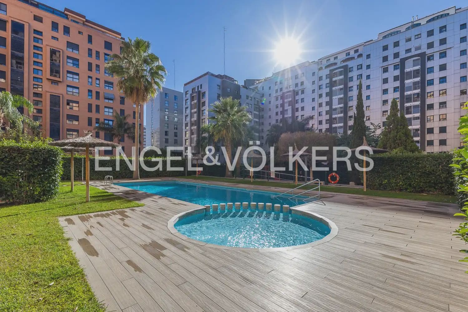 Penthouse de 2 chambres à louer à Valence ville avec piscine garage - 1 950 € (Ref: 10014321)