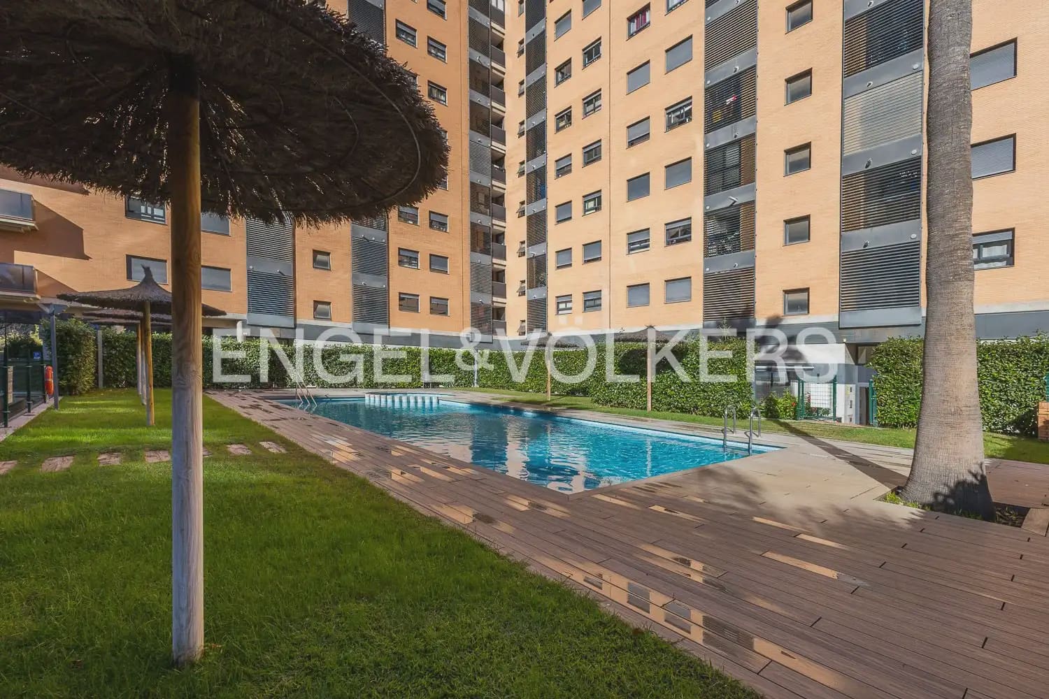Penthouse de 2 chambres à louer à Valence ville avec piscine garage - 1 950 € (Ref: 10014321)
