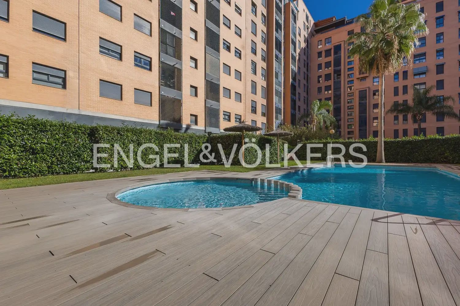 Penthouse de 2 chambres à louer à Valence ville avec piscine garage - 1 950 € (Ref: 10014321)