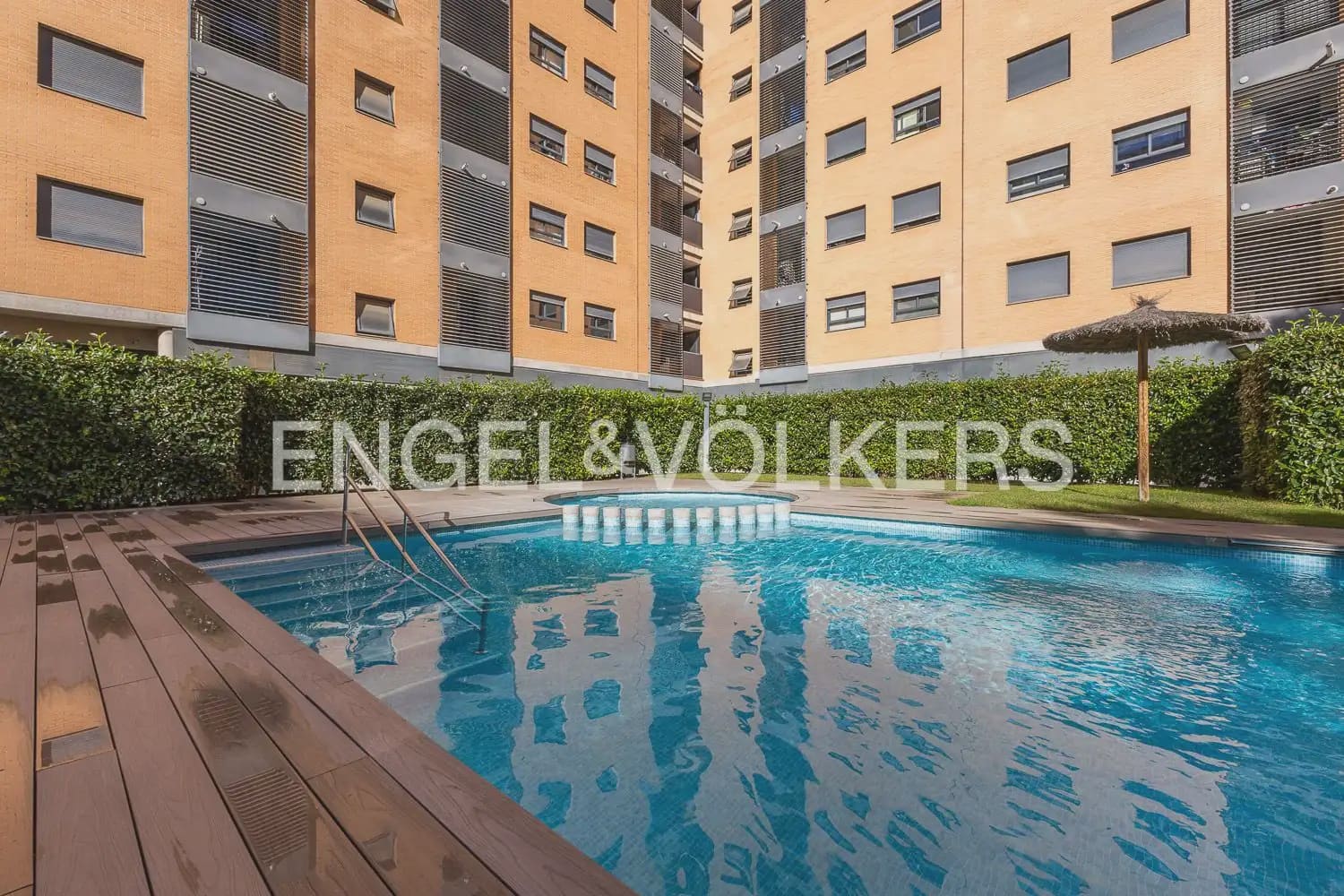Penthouse de 2 chambres à louer à Valence ville avec piscine garage - 1 950 € (Ref: 10014321)