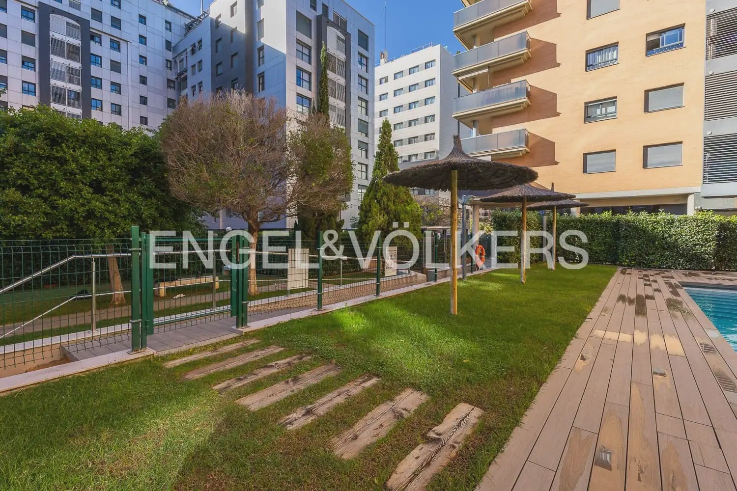 Penthouse de 2 chambres à louer à Valence ville avec piscine garage - 1 950 € (Ref: 10014321)