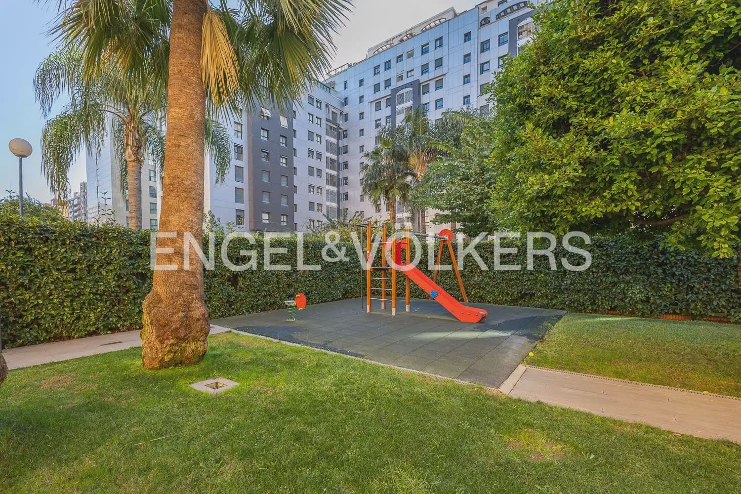 Penthouse de 2 chambres à louer à Valence ville avec piscine garage - 1 950 € (Ref: 10014321)