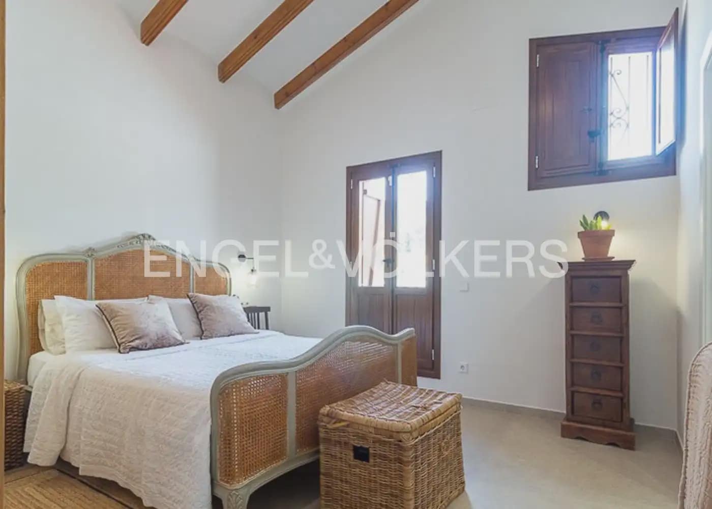 5 bedroom Villa for rent in Naquera with pool garage - € 5,500 (Ref: 10014322)