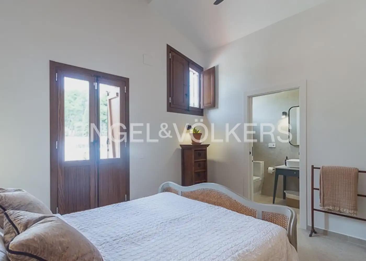 5 bedroom Villa for rent in Naquera with pool garage - € 5,500 (Ref: 10014322)