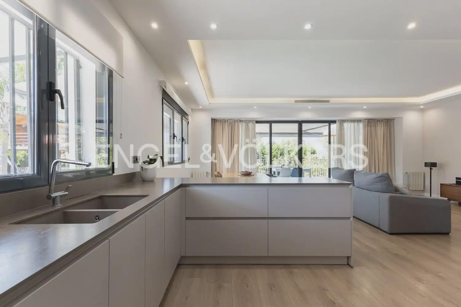 4 bedroom Villa for sale in Torrent with pool garage - € 620,000 (Ref: 10016334)