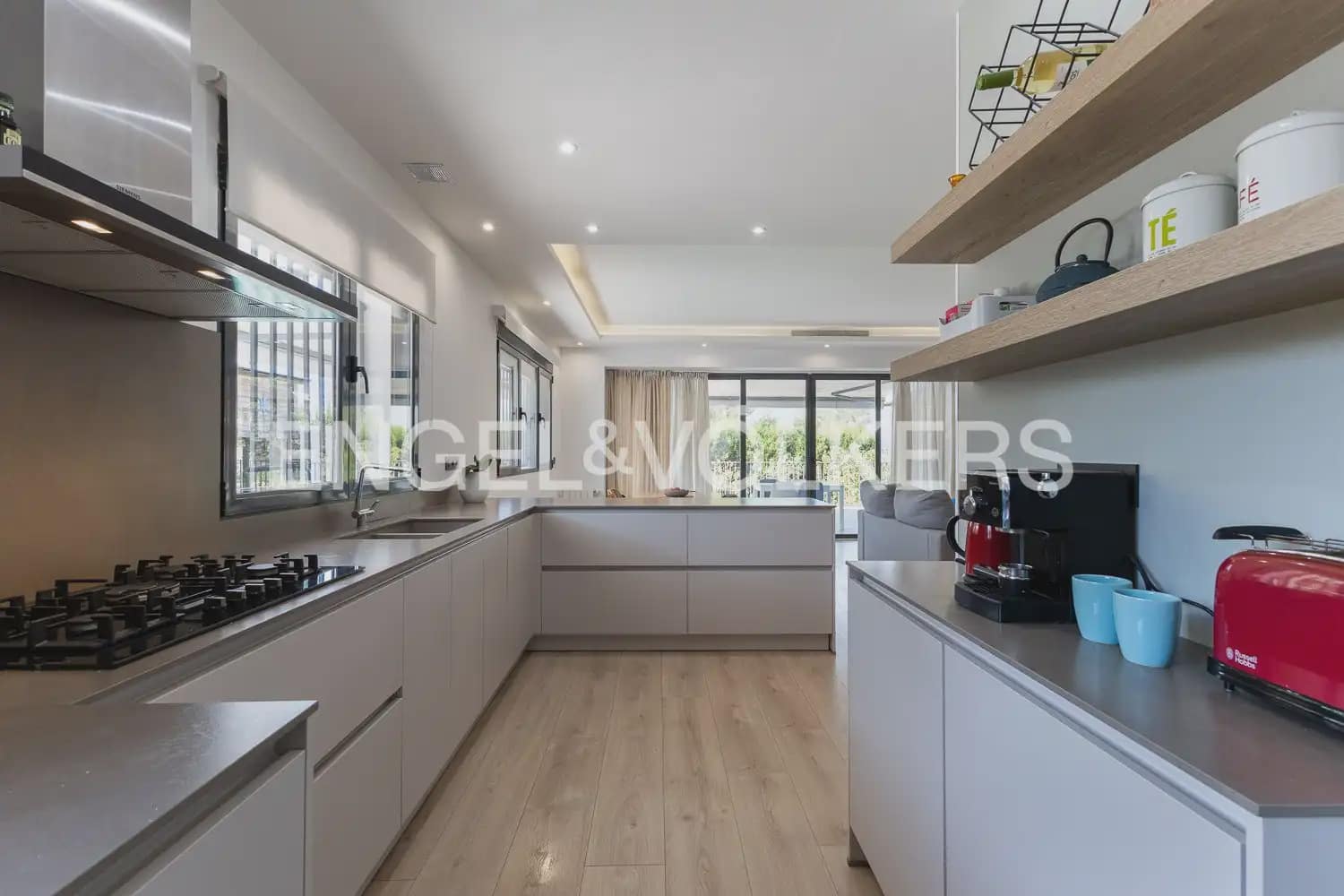 4 bedroom Villa for sale in Torrent with pool garage - € 620,000 (Ref: 10016334)
