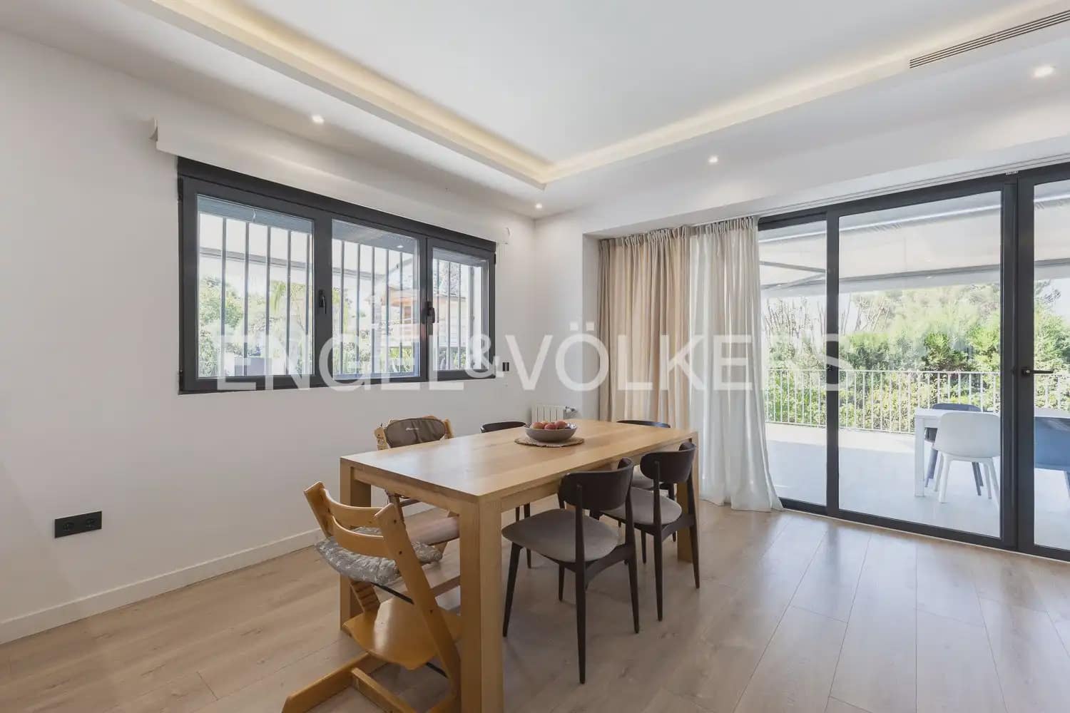 4 bedroom Villa for sale in Torrent with pool garage - € 620,000 (Ref: 10016334)