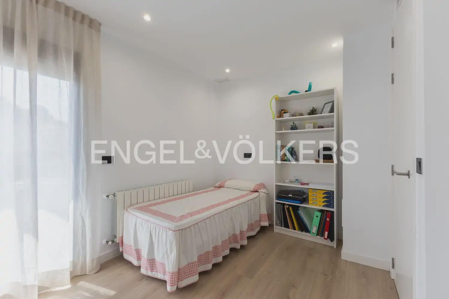 4 bedroom Villa for sale in Torrent with pool garage - € 620,000 (Ref: 10016334)