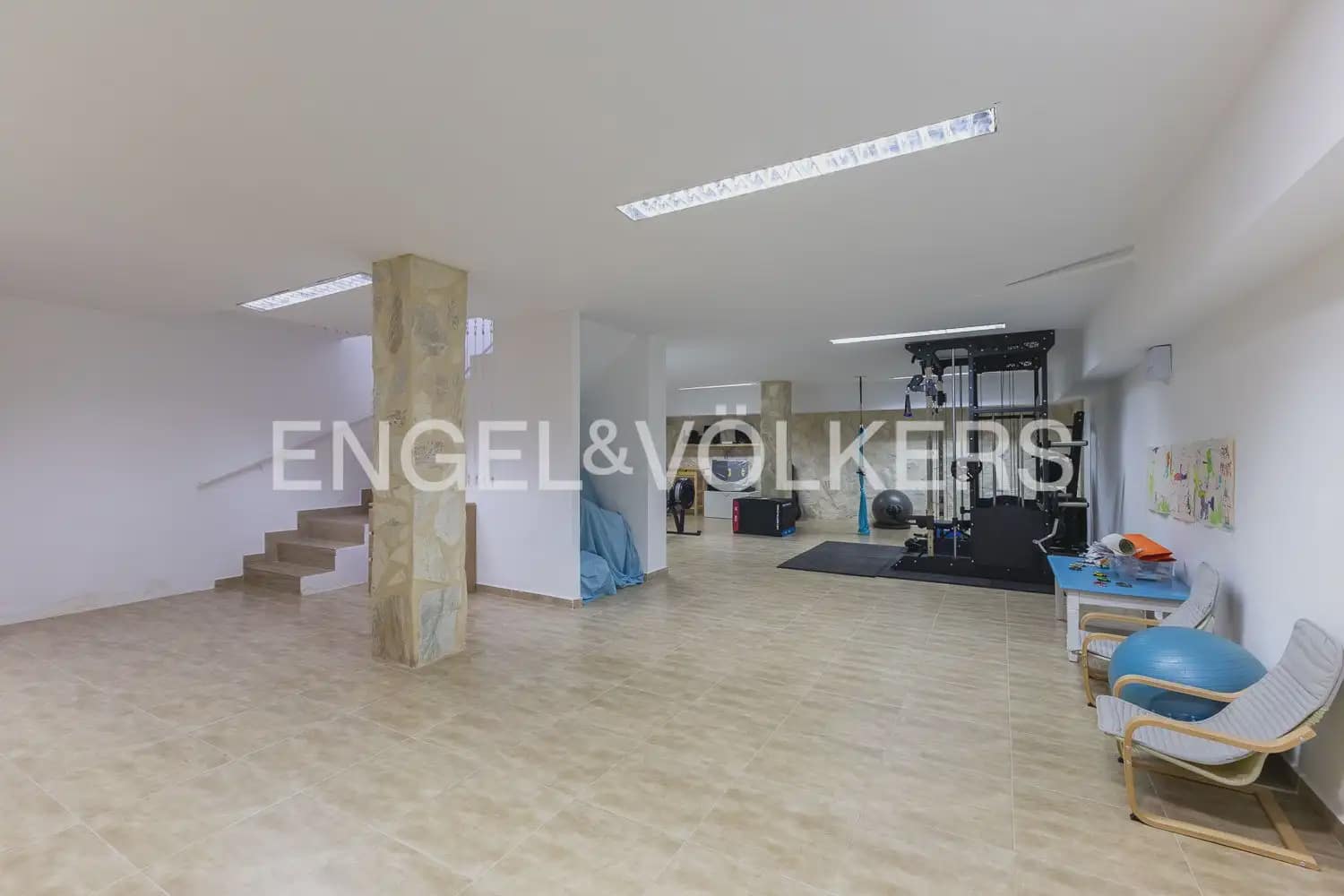 4 bedroom Villa for sale in Torrent with pool garage - € 620,000 (Ref: 10016334)