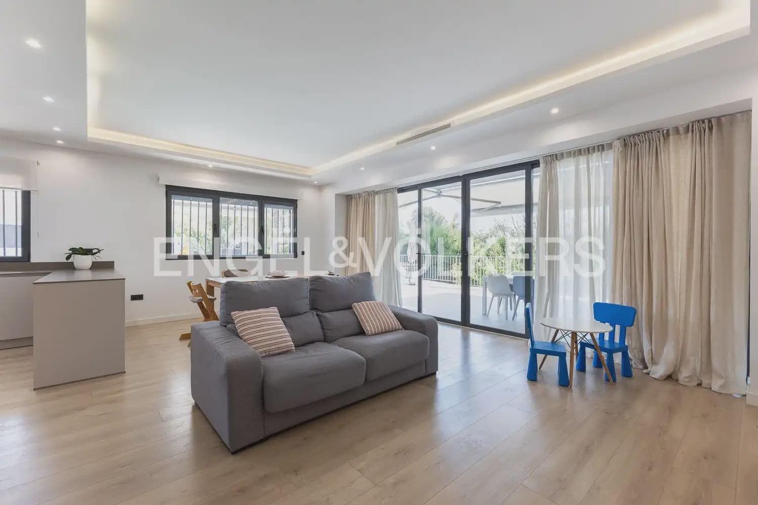 4 bedroom Villa for sale in Torrent with pool garage - € 620,000 (Ref: 10016334)