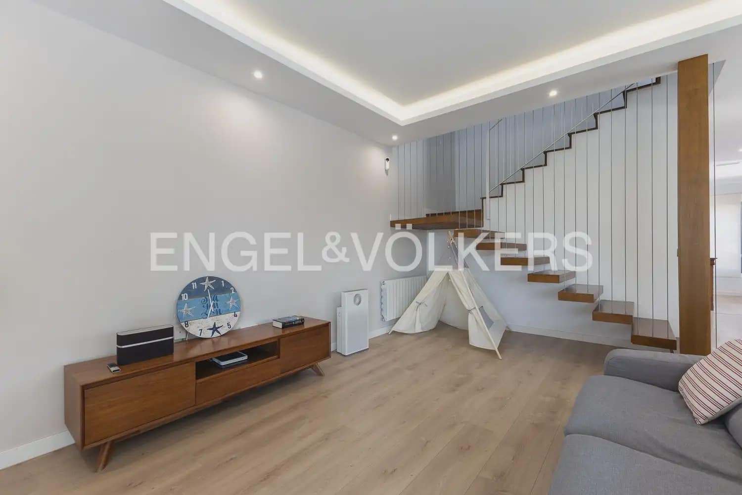 4 bedroom Villa for sale in Torrent with pool garage - € 620,000 (Ref: 10016334)