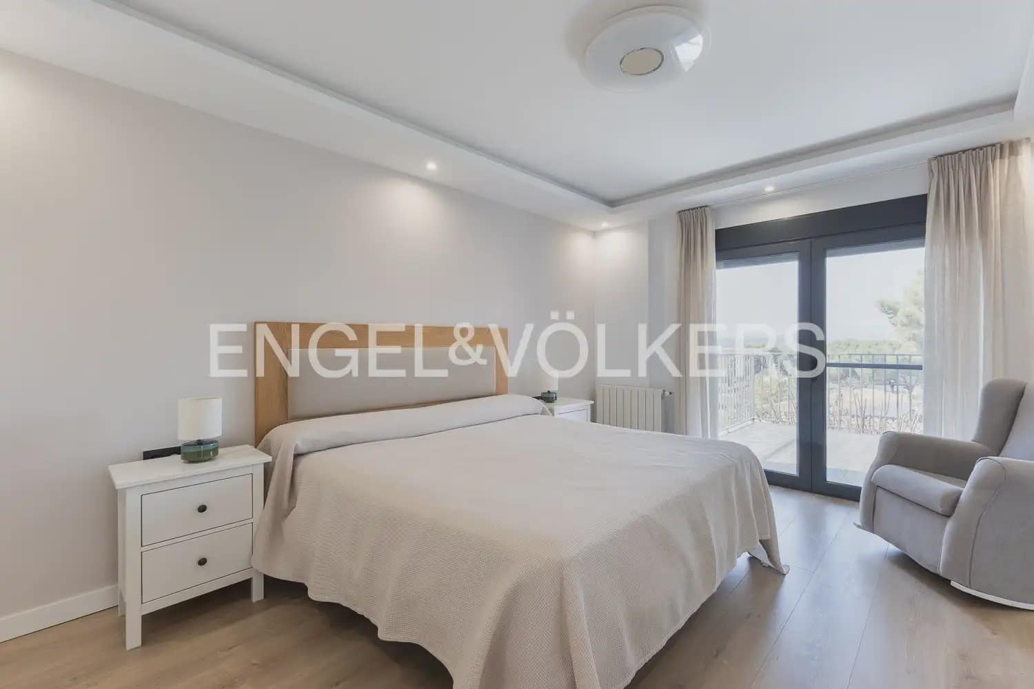 4 bedroom Villa for sale in Torrent with pool garage - € 620,000 (Ref: 10016334)