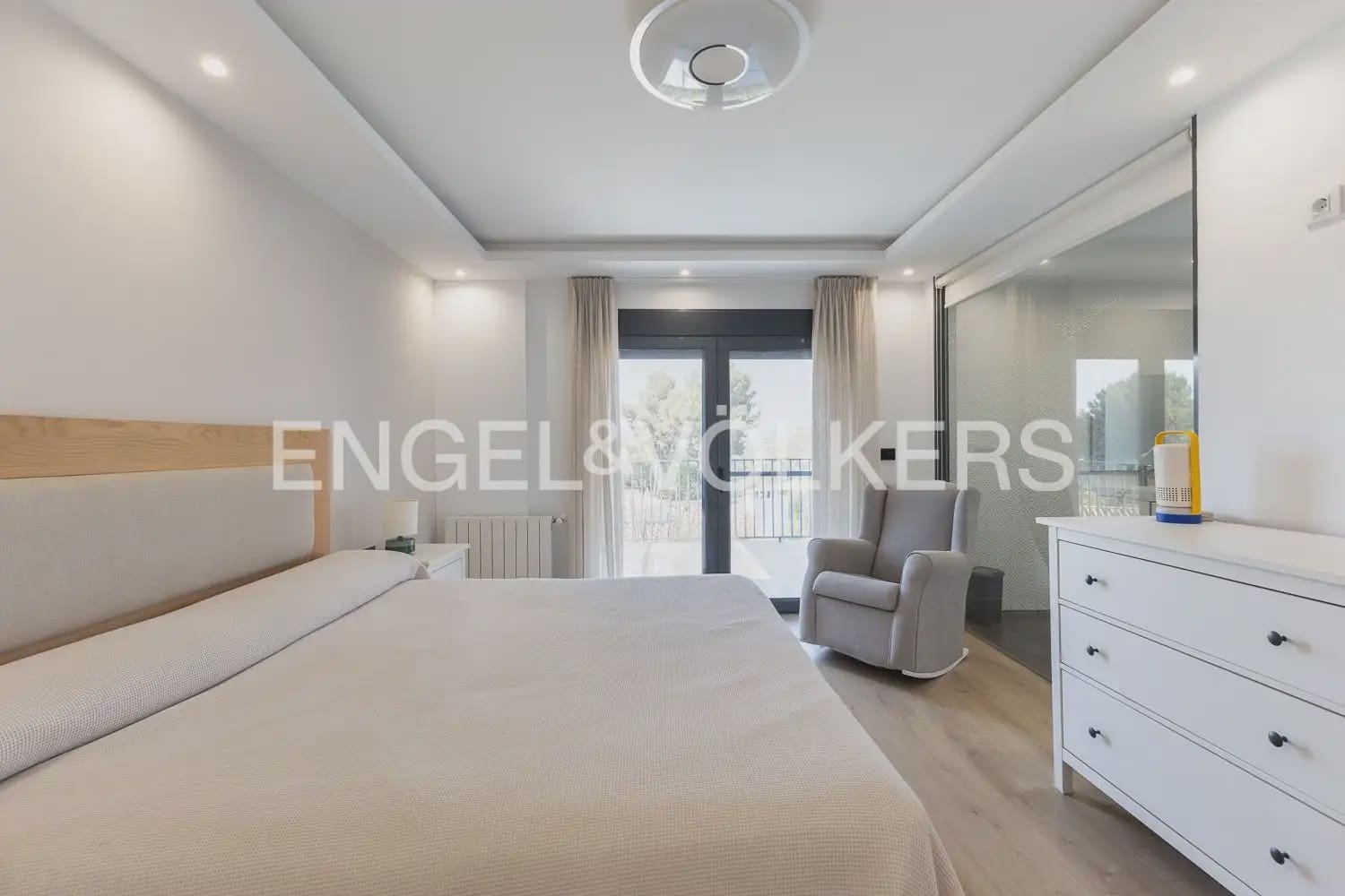 4 bedroom Villa for sale in Torrent with pool garage - € 620,000 (Ref: 10016334)