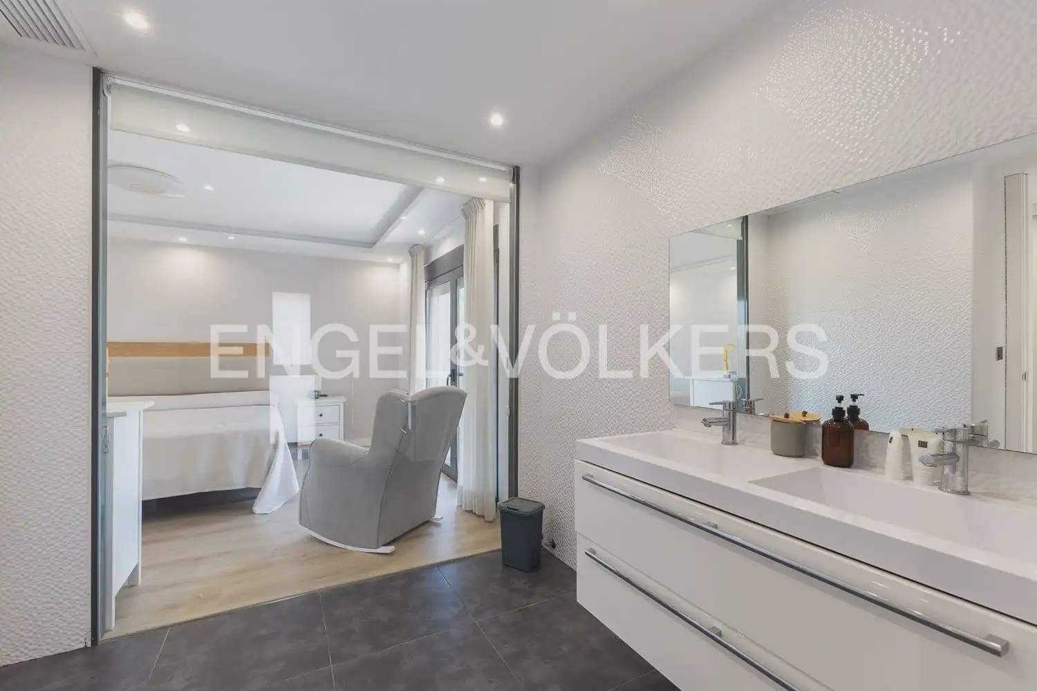 4 bedroom Villa for sale in Torrent with pool garage - € 620,000 (Ref: 10016334)