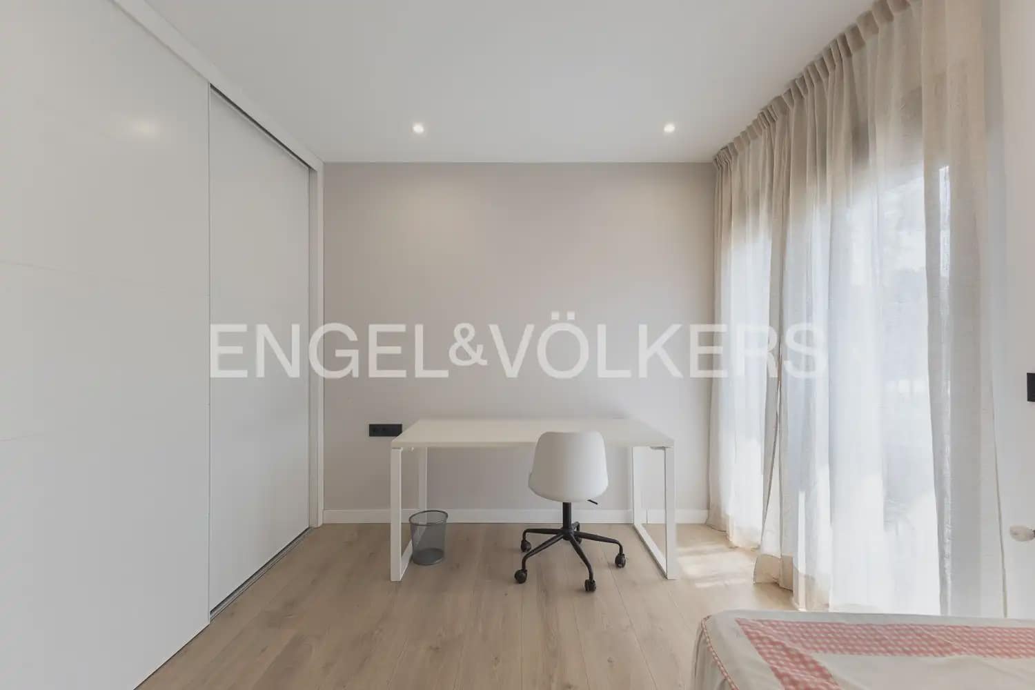 4 bedroom Villa for sale in Torrent with pool garage - € 620,000 (Ref: 10016334)