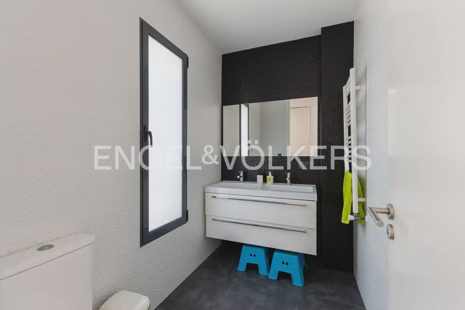 4 bedroom Villa for sale in Torrent with pool garage - € 620,000 (Ref: 10016334)