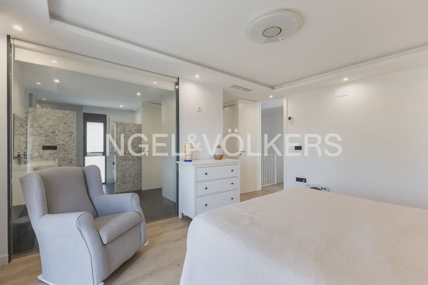 4 bedroom Villa for sale in Torrent with pool garage - € 620,000 (Ref: 10016334)