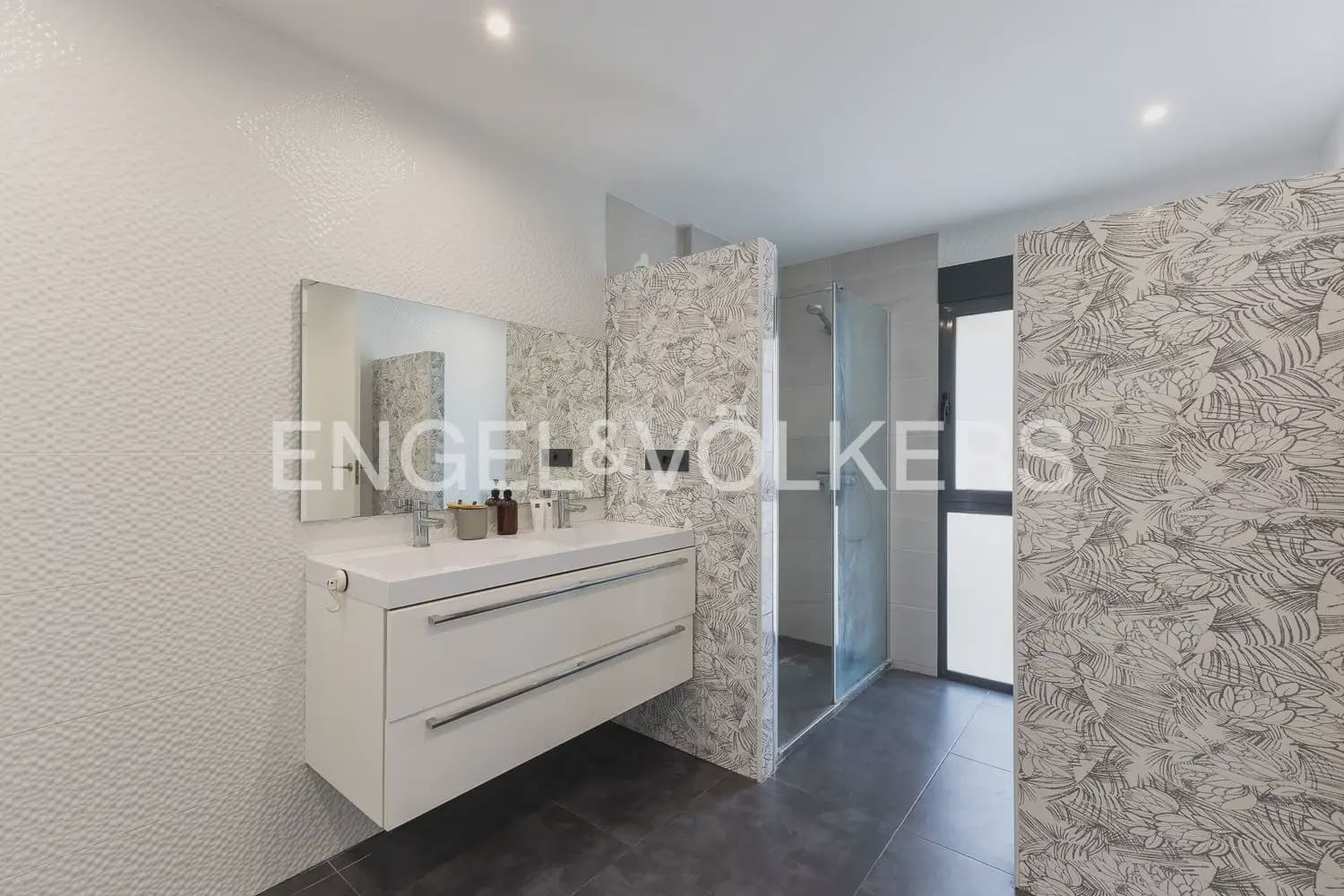 4 bedroom Villa for sale in Torrent with pool garage - € 620,000 (Ref: 10016334)