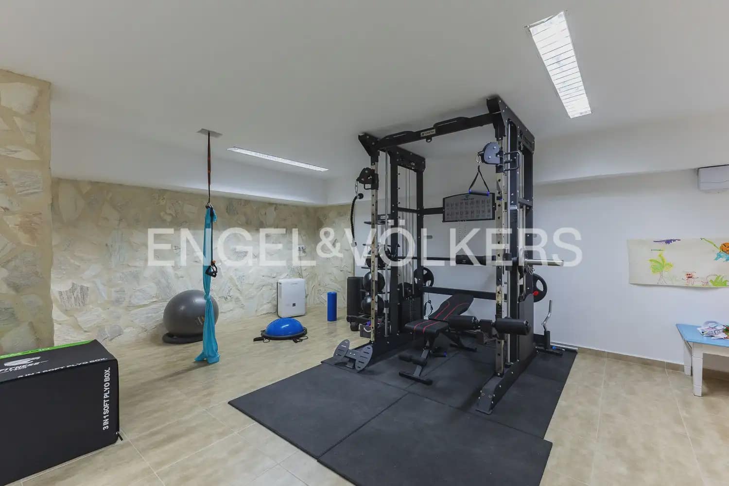 4 bedroom Villa for sale in Torrent with pool garage - € 620,000 (Ref: 10016334)