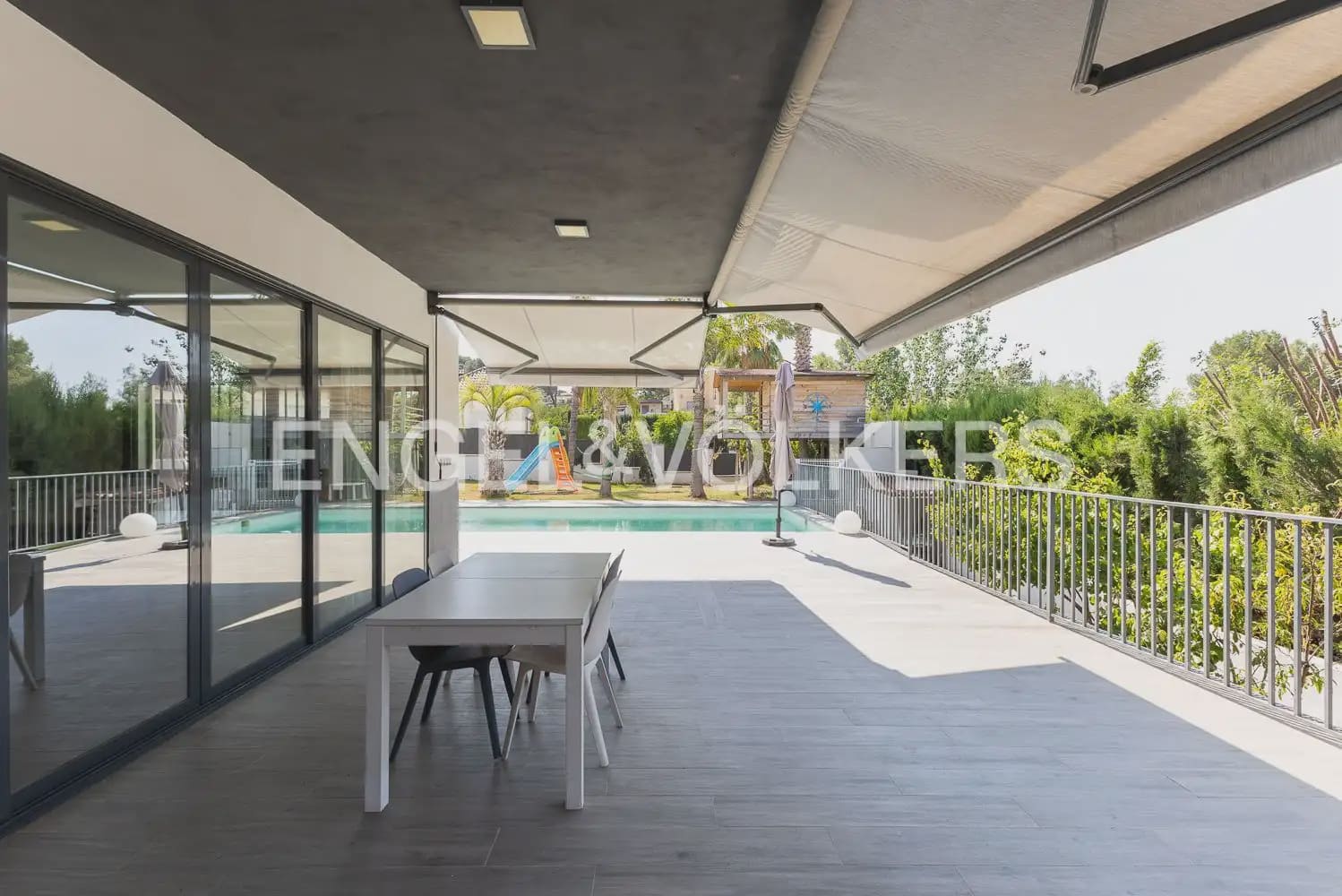 4 bedroom Villa for sale in Torrent with pool garage - € 620,000 (Ref: 10016334)