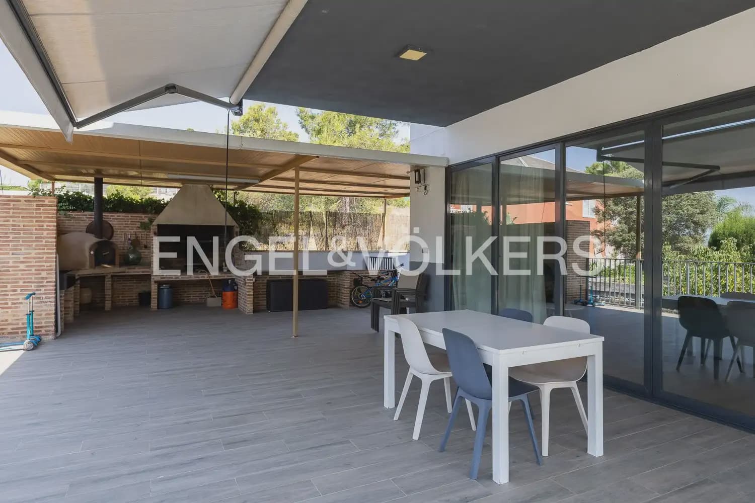 4 bedroom Villa for sale in Torrent with pool garage - € 620,000 (Ref: 10016334)