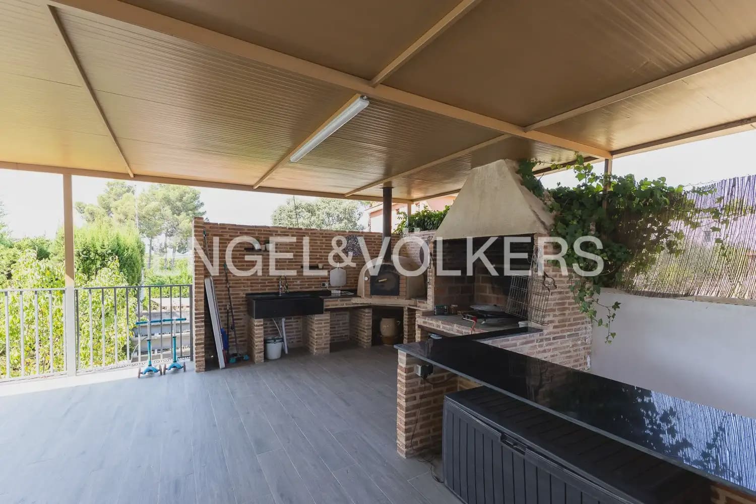 4 bedroom Villa for sale in Torrent with pool garage - € 620,000 (Ref: 10016334)