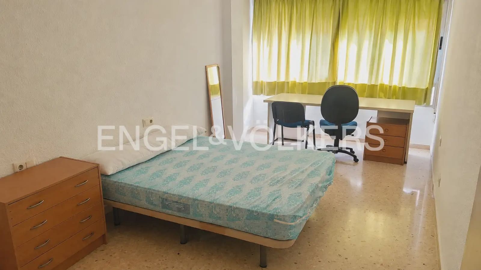 4 bedroom Flat for rent in Valencia city - € 1,700 (Ref: 10016745)
