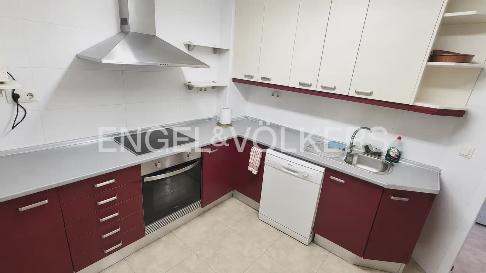 4 bedroom Flat for rent in Valencia city - € 1,700 (Ref: 10016745)