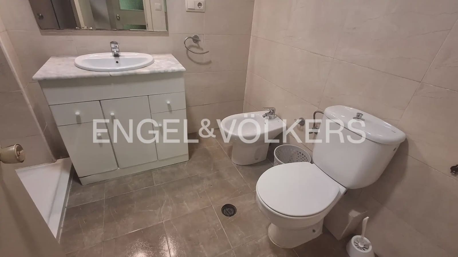 4 bedroom Flat for rent in Valencia city - € 1,700 (Ref: 10016745)