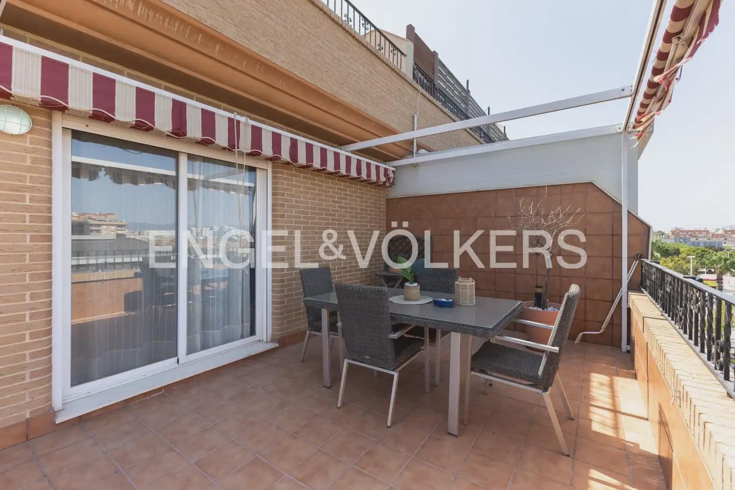 2 soveværelse Penthouse til leje i Sagunto / Sagunt med garage - € 1.650 (Ref: 10016746)