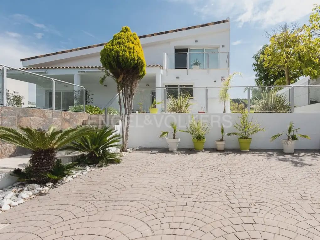 Villa/Maison de 4 chambres à louer à Betera avec piscine garage - 3 990 € (Ref: 10019225)