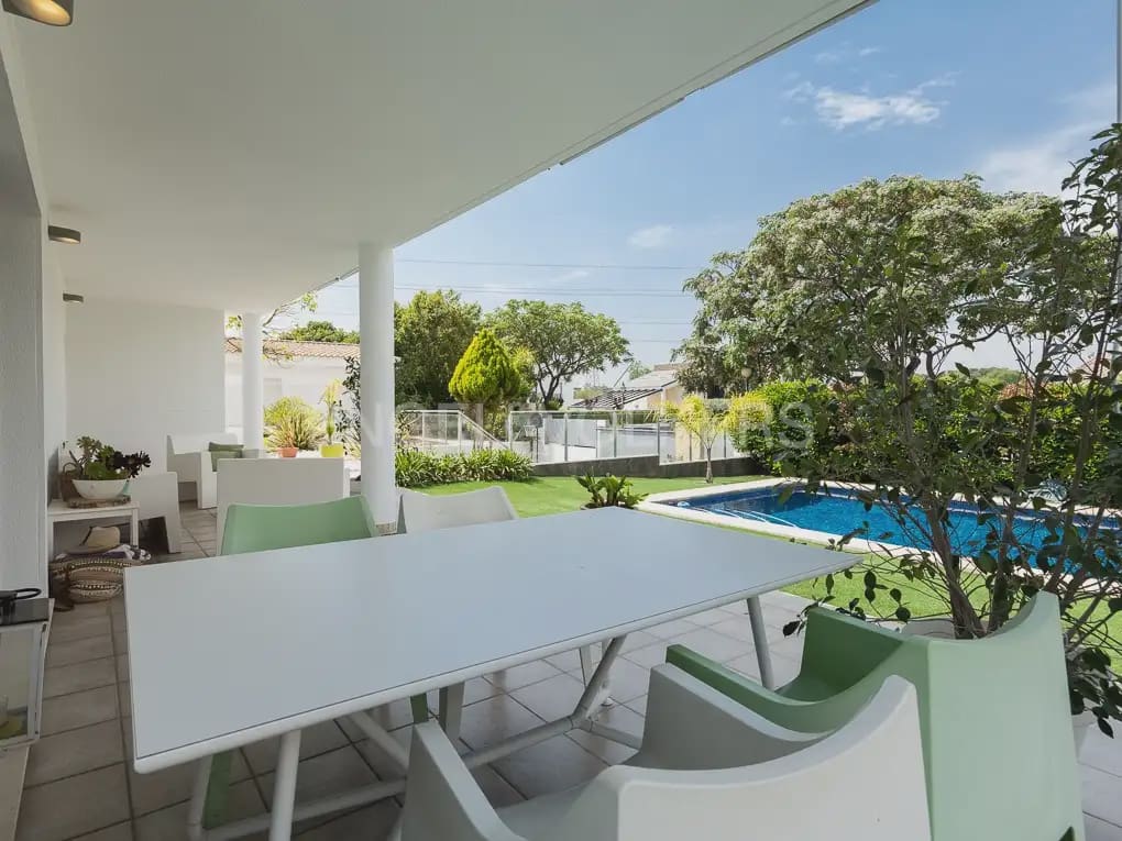 Villa/Maison de 4 chambres à louer à Betera avec piscine garage - 3 990 € (Ref: 10019225)