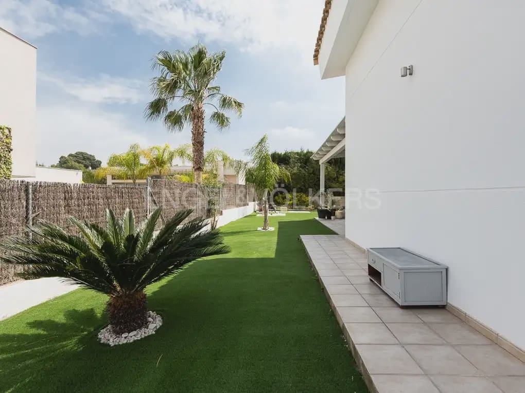 Villa/Maison de 4 chambres à louer à Betera avec piscine garage - 3 990 € (Ref: 10019225)