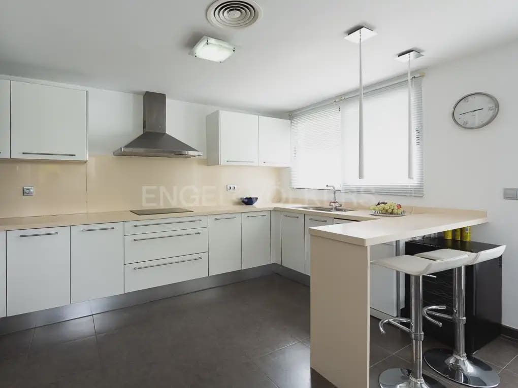 Villa/Maison de 4 chambres à louer à Betera avec piscine garage - 3 990 € (Ref: 10019225)