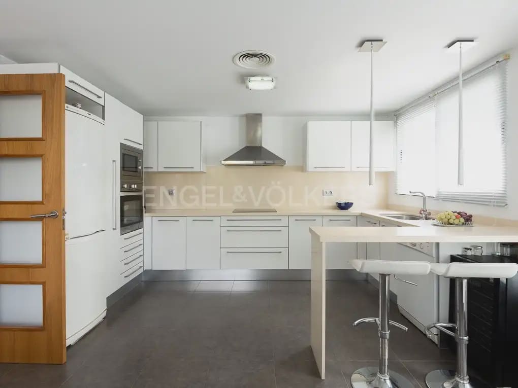 Villa/Maison de 4 chambres à louer à Betera avec piscine garage - 3 990 € (Ref: 10019225)