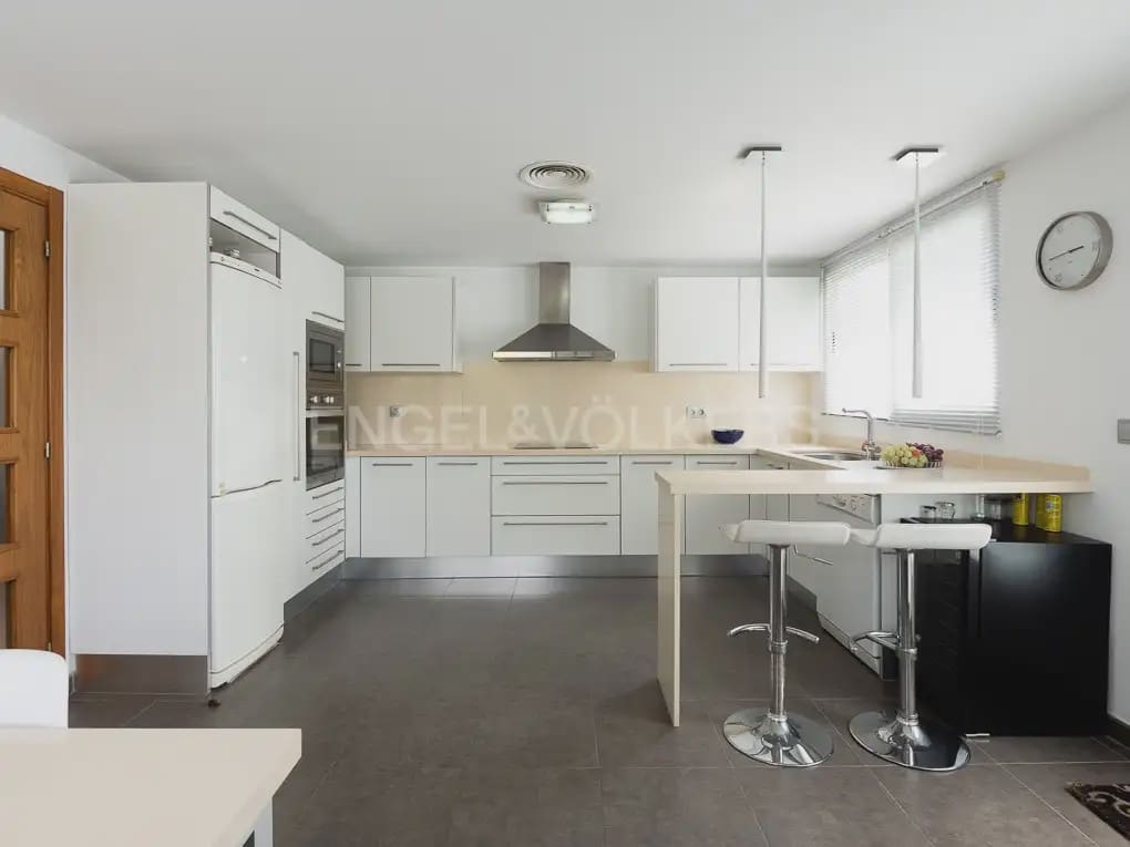 Villa/Maison de 4 chambres à louer à Betera avec piscine garage - 3 990 € (Ref: 10019225)