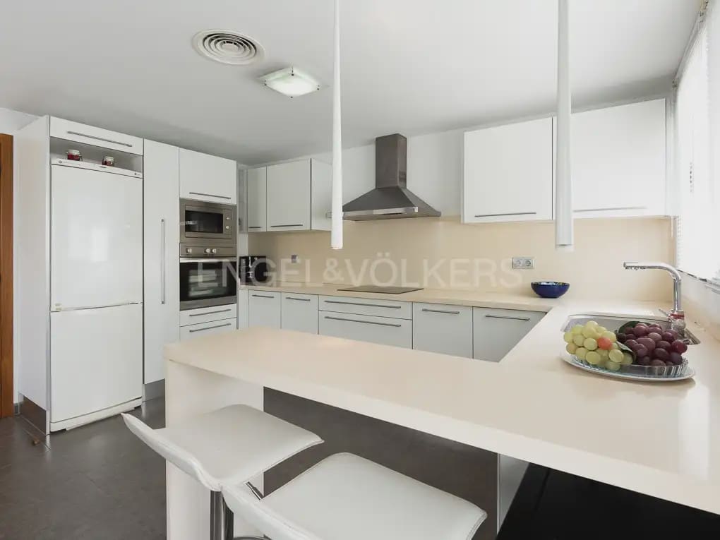Villa/Maison de 4 chambres à louer à Betera avec piscine garage - 3 990 € (Ref: 10019225)