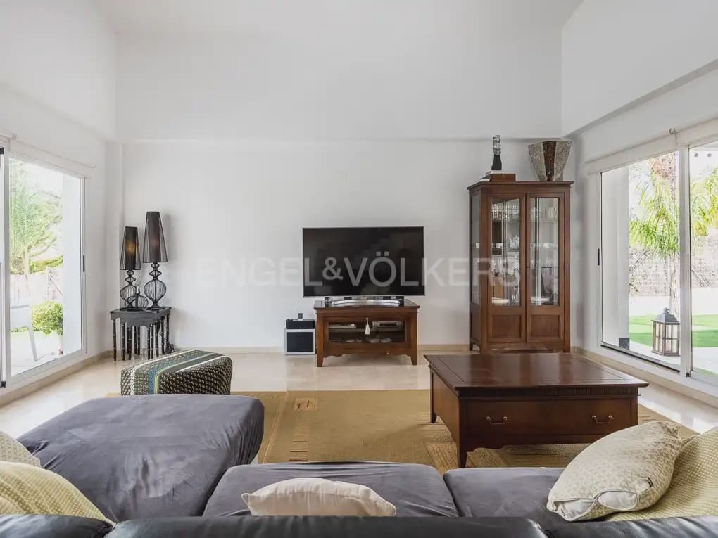 Villa/Maison de 4 chambres à louer à Betera avec piscine garage - 3 990 € (Ref: 10019225)