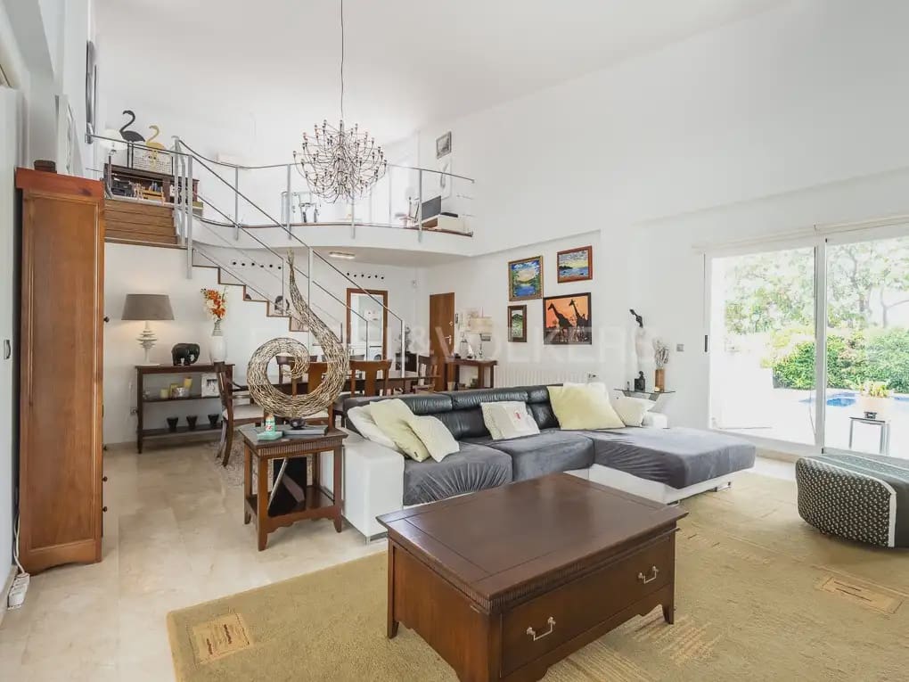 Villa/Maison de 4 chambres à louer à Betera avec piscine garage - 3 990 € (Ref: 10019225)