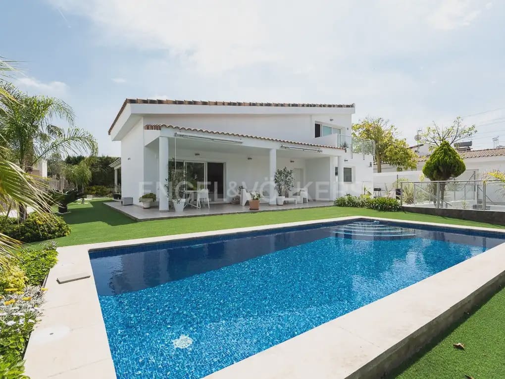 Villa/Maison de 4 chambres à louer à Betera avec piscine garage - 3 990 € (Ref: 10019225)