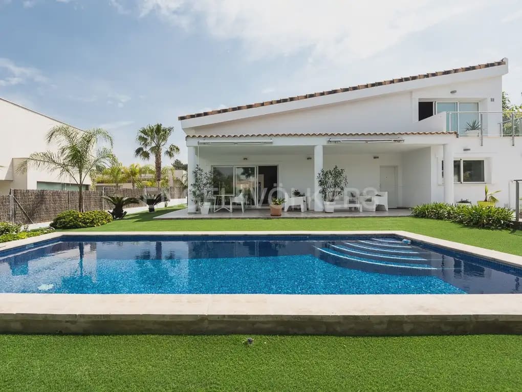 Villa/Maison de 4 chambres à louer à Betera avec piscine garage - 3 990 € (Ref: 10019225)