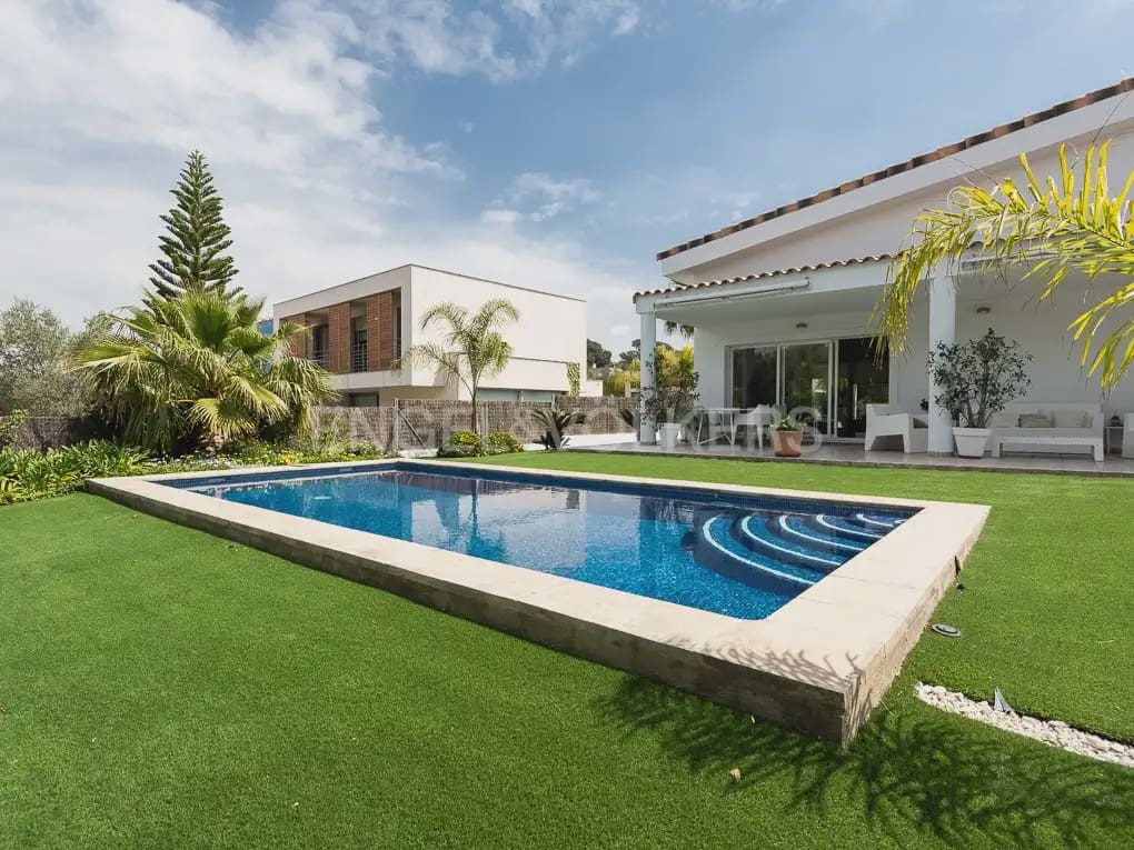 Villa/Maison de 4 chambres à louer à Betera avec piscine garage - 3 990 € (Ref: 10019225)