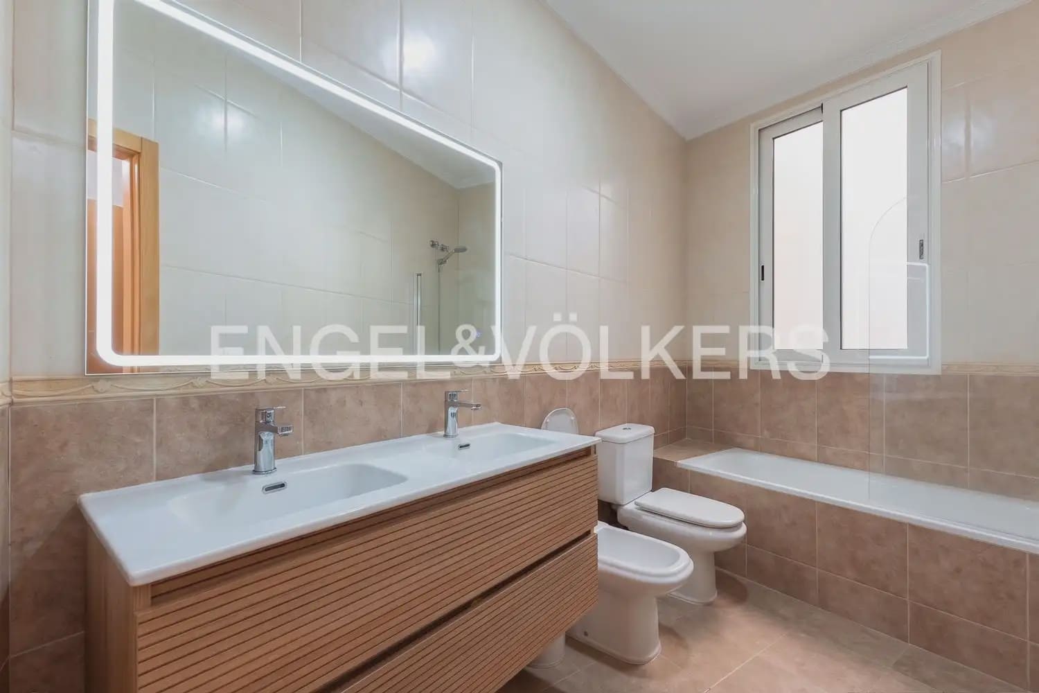 3 bedroom Flat for rent in Valencia city - € 1,900 (Ref: 10019816)