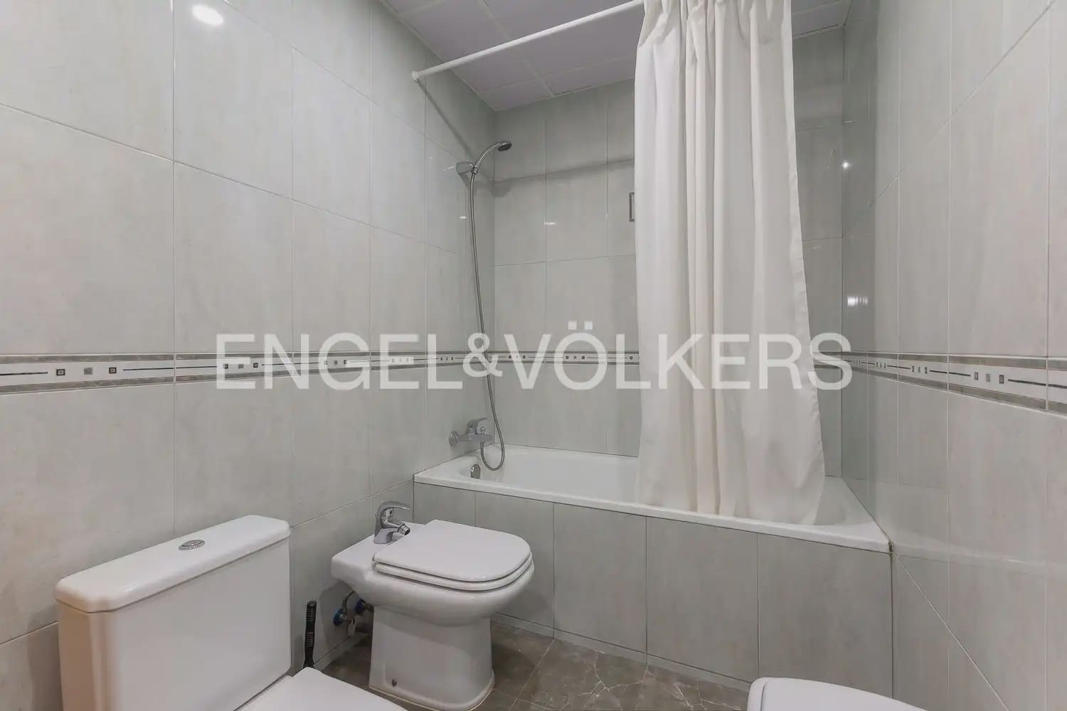 3 bedroom Flat for rent in Valencia city - € 1,900 (Ref: 10019816)